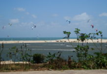 Praia de Tabuba: Mar, sombra e muito kitesurfe praia de tabuba